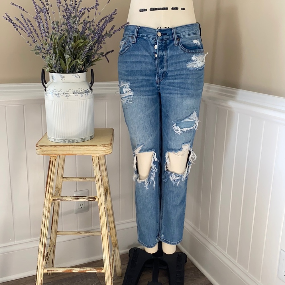 American Eagle vintage  high-rise Distressed blue jeans